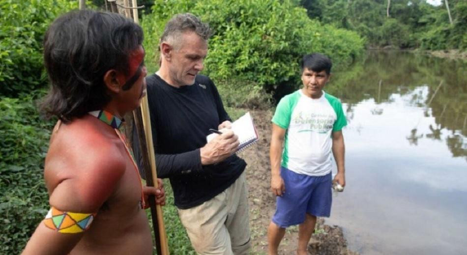 Una imagen de Dom Phillips realizando su trabajo en la Amazonia brasileña