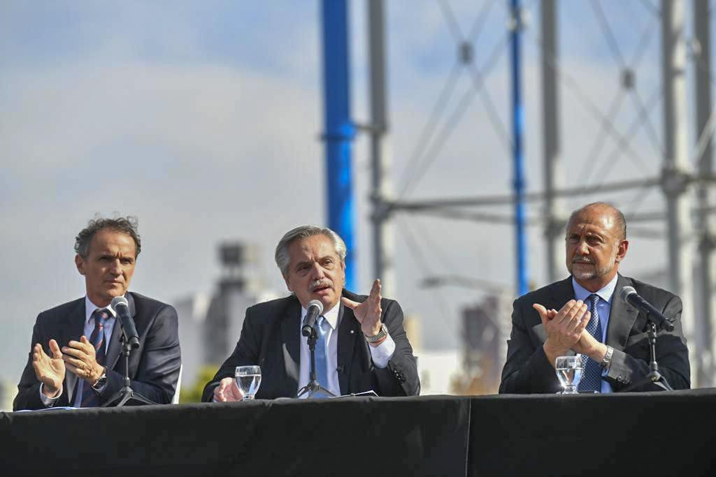 Alberto Fernández junto a Omar Perotti y Gabriel Katopodis en Santa Fe. Foto: NA.