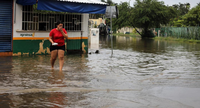 El huracán "Blas" provoca lluvias torrenciales en el occidente de México. Foto: EFE.