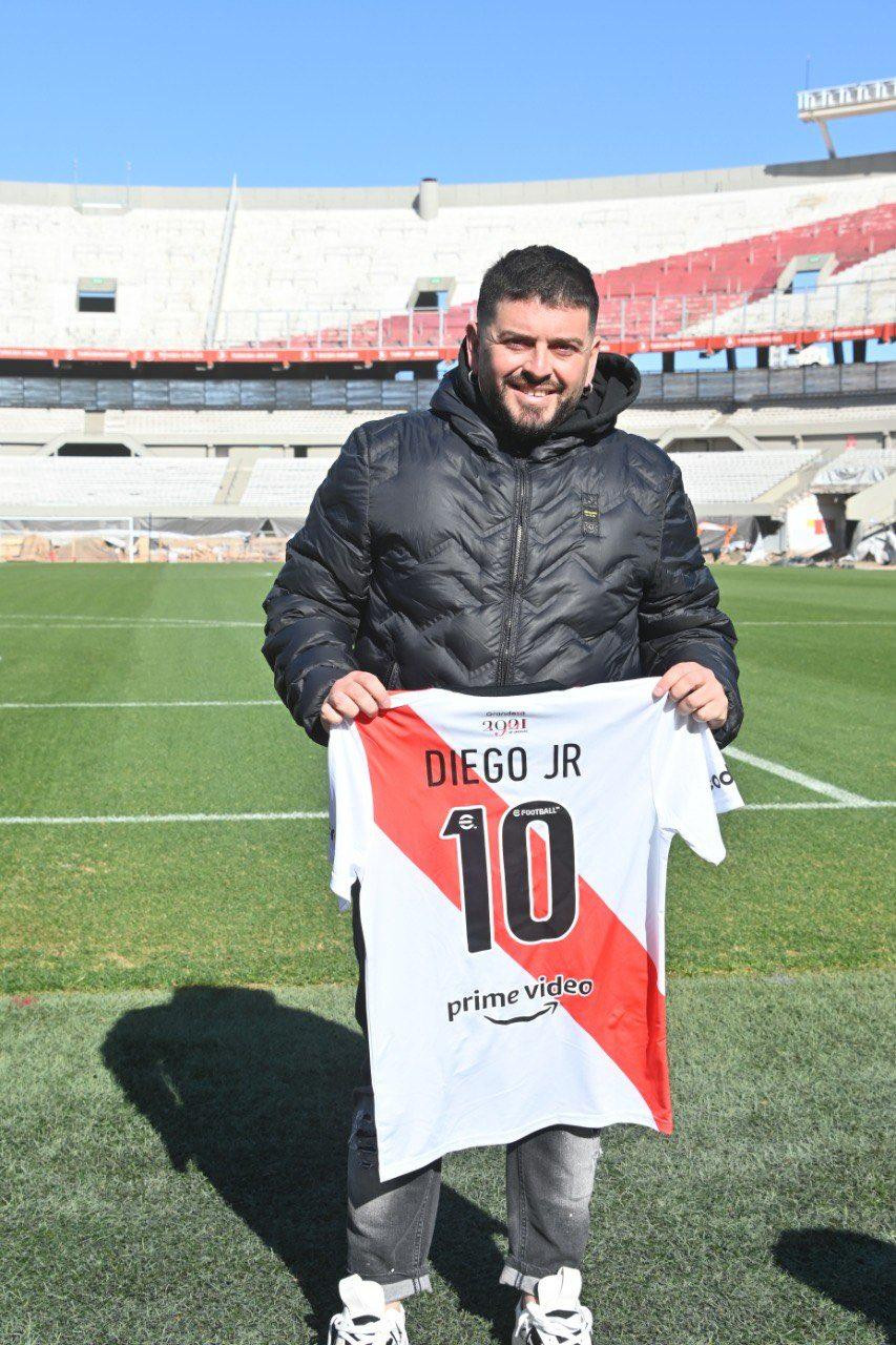 Diego Maradona Jr en la cancha de River. Foto: NA.