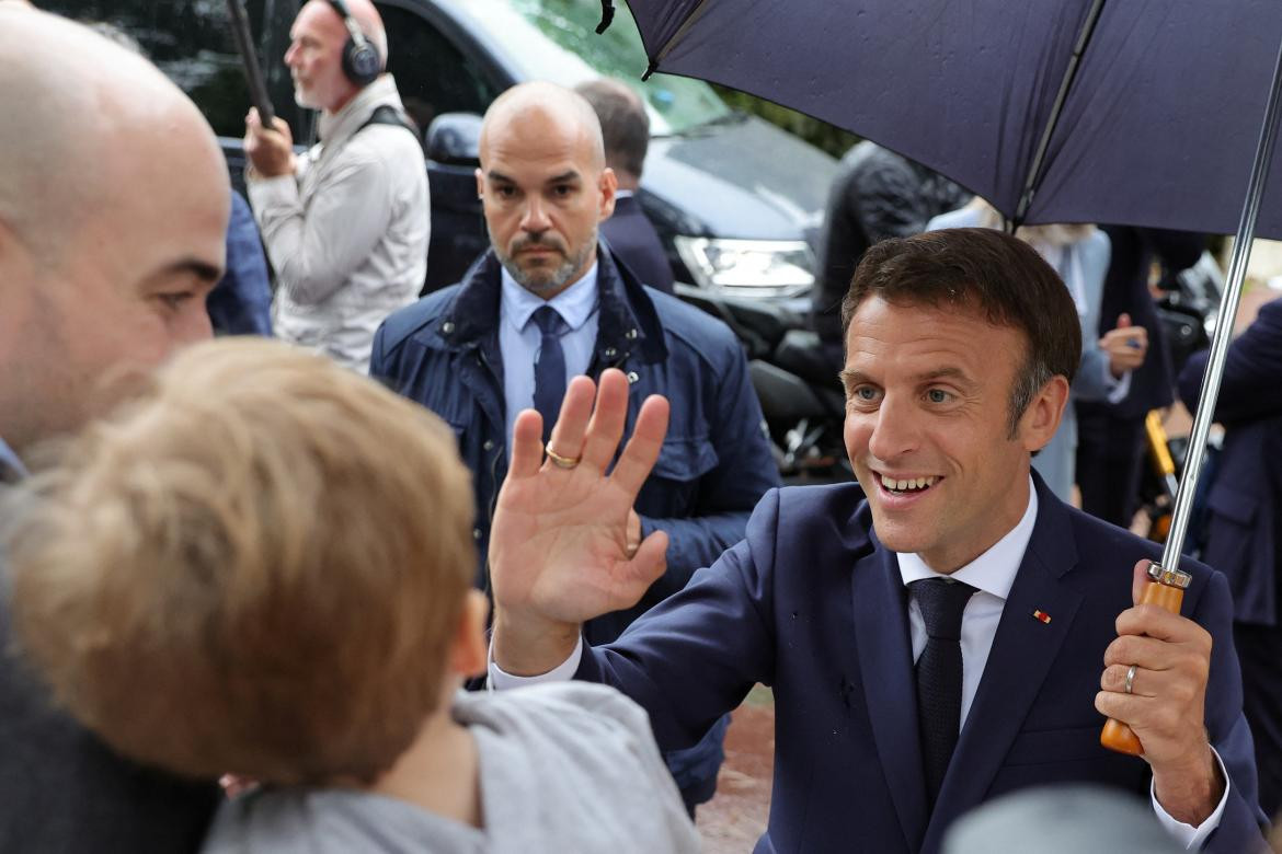 Emmanuel Macron votando en las legislativas en Francia. Foto REUTERS