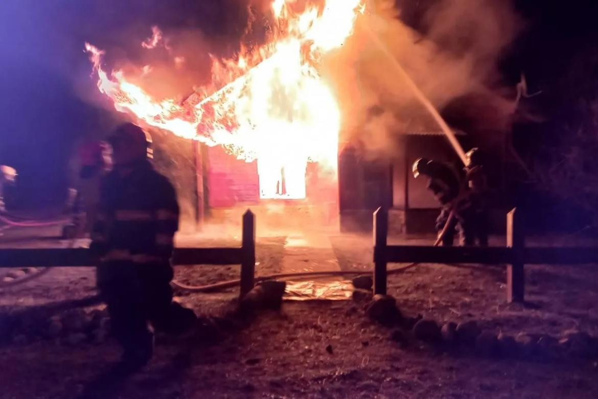 Incendio en una oficina de bosques del Chubut. Foto: Defensa Civil El Hoyo