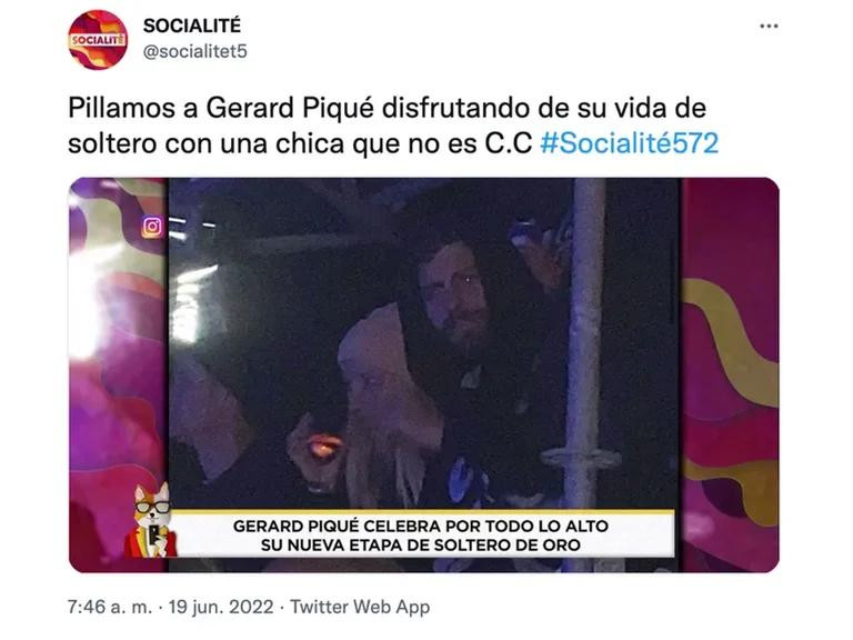 La imagen de Piqué junto a otra mujer que dio la vuelta al mundo. Foto: Socialité.