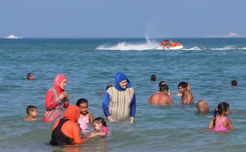 Francia prohibió el uso de burkini en piscinas públicas, EFE