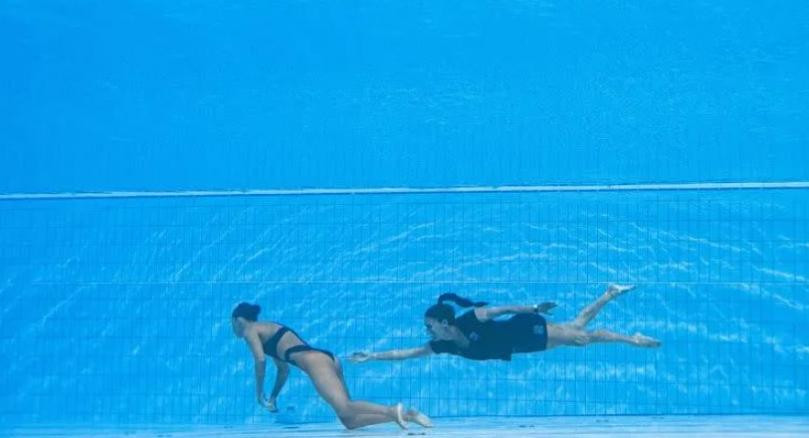El momento en que lograron sacar a flote a la nadadora estadounidense. Fotos: Twitter @OLISCARFF.