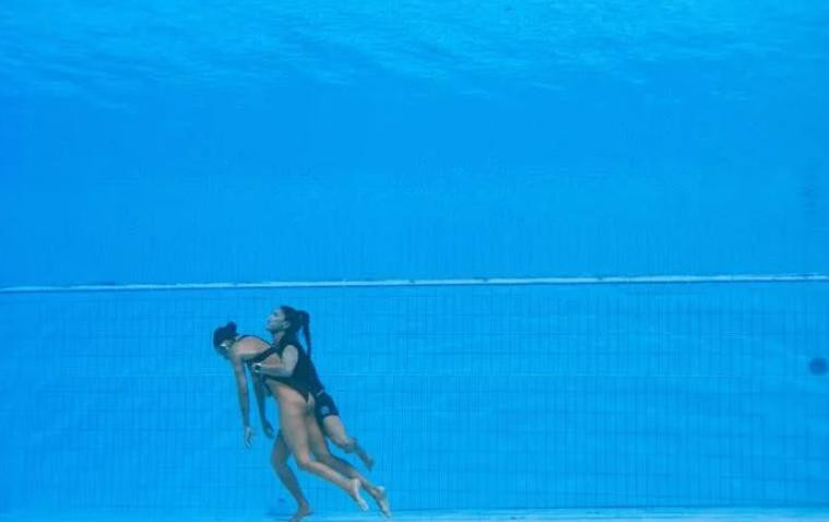El momento en que lograron sacar a flote a la nadadora estadounidense. Fotos: Twitter @OLISCARFF.