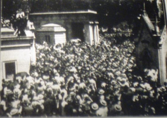 Los restos de Gardel en la Chacarita. Foto: Archivo General de la Nación.