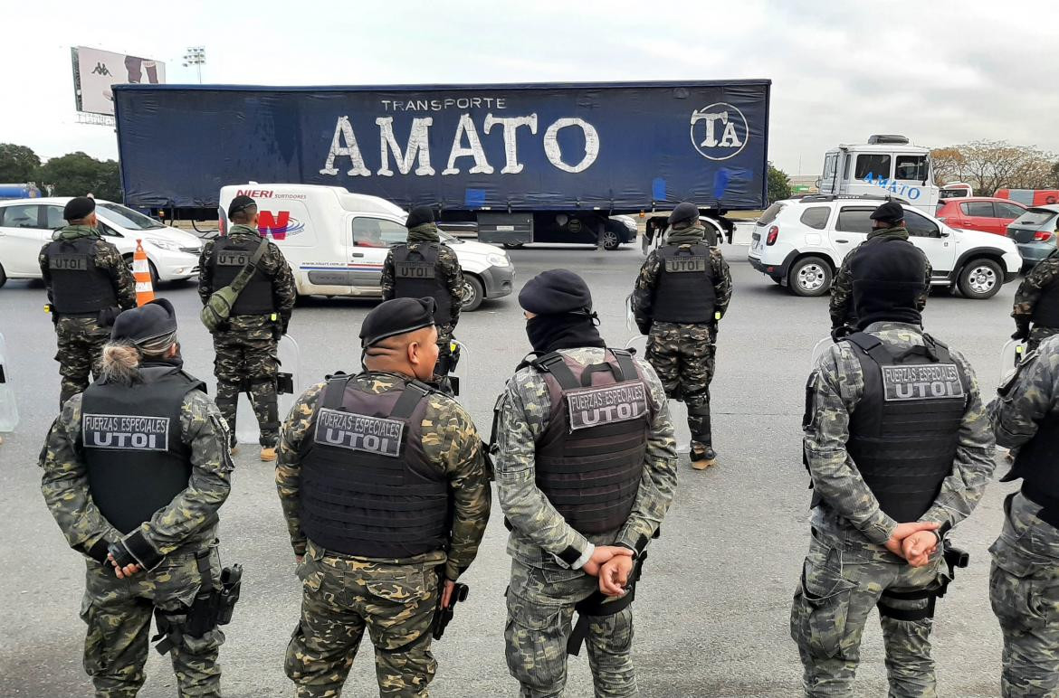 Efectivos de la Policía Bonaerense custodiaban la autopista Buenos Aires-La Plata. Foto: NA.