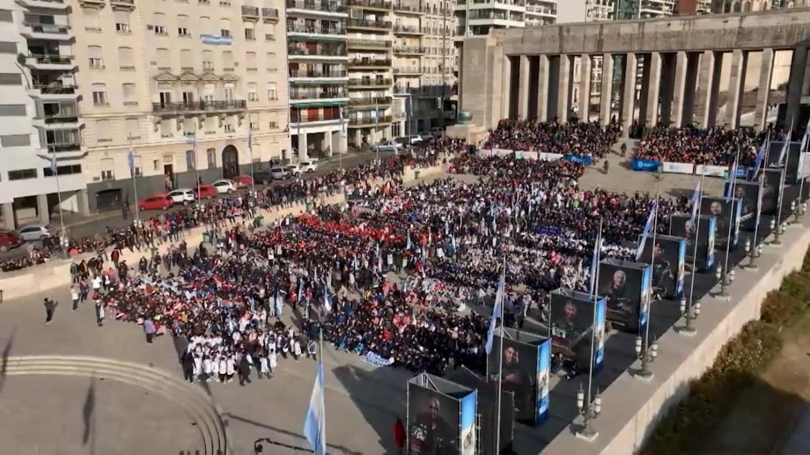 Homenaje a Lionel Messi en su cumpleaños en Rosario. Foto: Twitter.