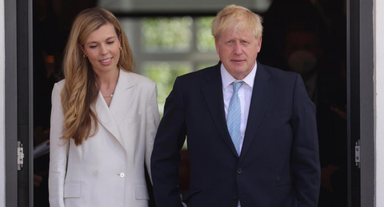 El primer ministro británico, Boris Johnson (derecha), y su esposa, Carrie Johnson, asisten al primer día de los tres días del G7. EFE