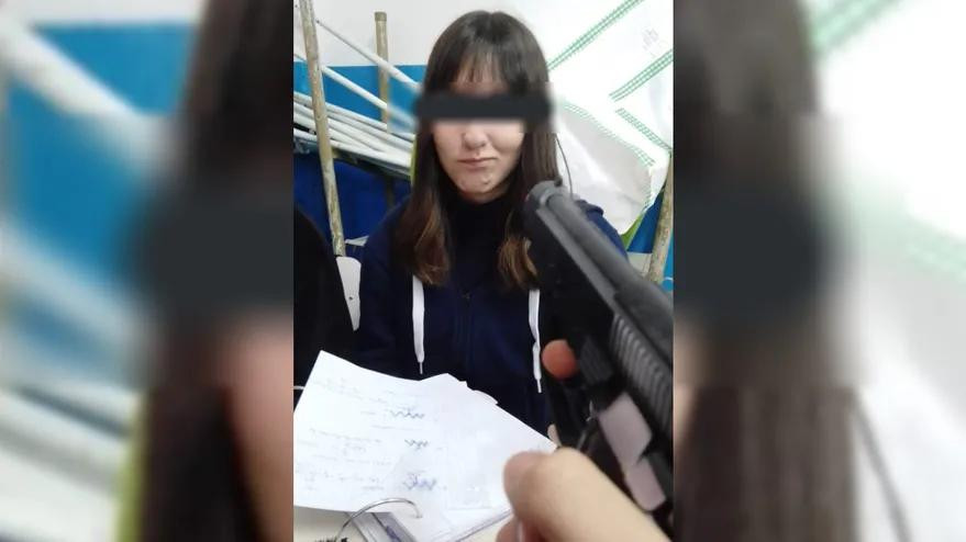 Un adolescente llevó un arma a la escuela y simuló el fusilamiento de sus compañeros. Foto: captura video.