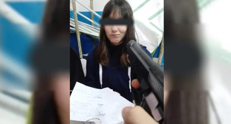 Un adolescente llevó un arma a la escuela y simuló el fusilamiento de sus compañeros. Foto: captura video.