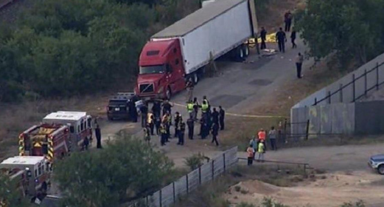 Encuentran cadáveres en el acoplado de un camión en Texas.
