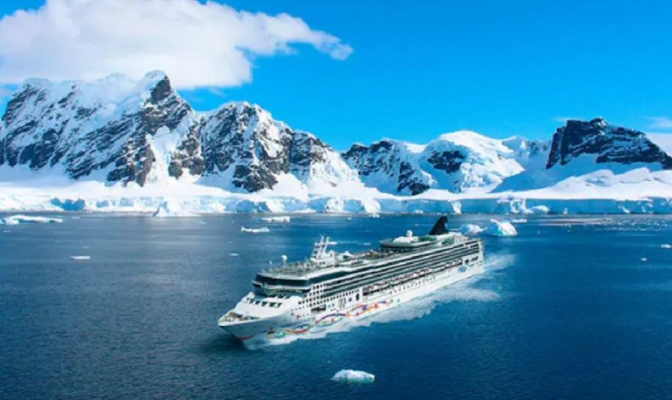 Un crucero con 3.000 pasajeros chocó contra un iceberg en Alaska