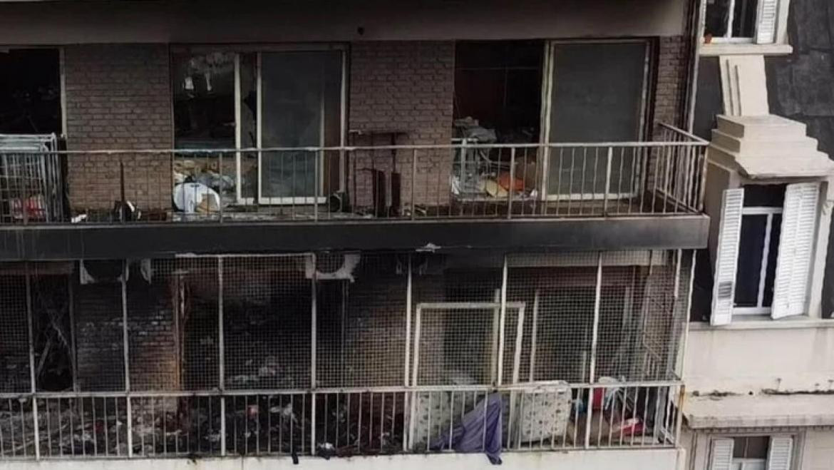 Departamento incendiado por monopatín