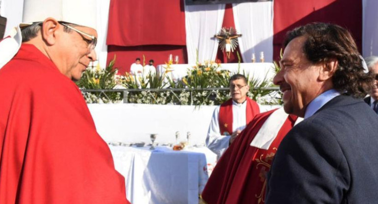 El gobernador Gustavo Sáenz saluda al cardenal Marcello Semeraro, enviado del papa Francisco. Foto: NA.