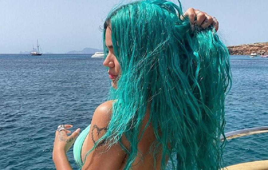 Karol G celebró sus vacaciones con un sensual baile en microbikini. Foto: Instagram	