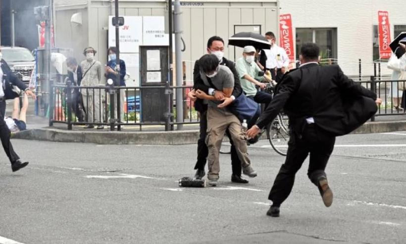 El momento de la detención del tirador. Foto: NA.