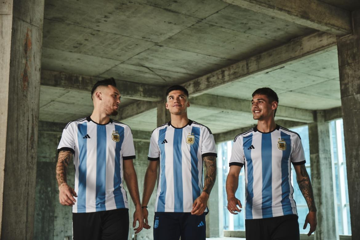 Camiseta de la Seleccion Argentina para el Mundial de Qatar. Foto: Prensa Adidas.