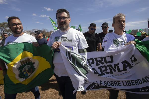 Brasileños protestan por una mayor flexibilización del uso de armas de fuego. Foto: EFE.