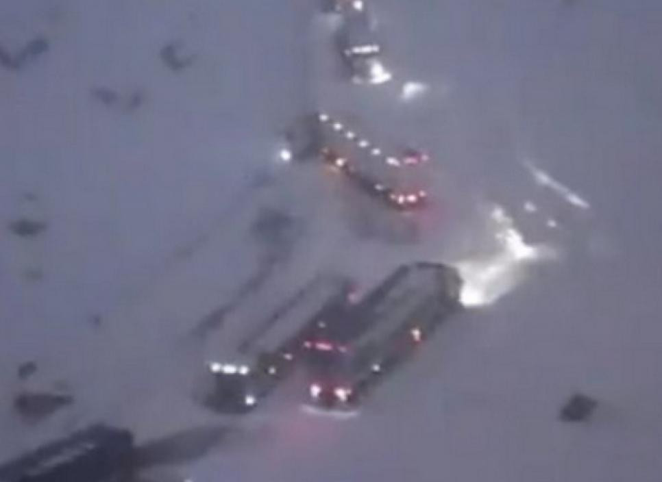 Automóviles varados entre la nieve. Foto: NA