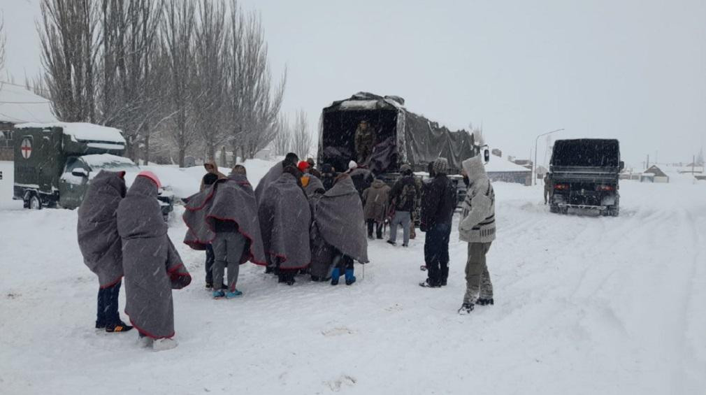 Rescate de personas varadas por tormenta de nieve en la Cordillera, foto NA, Gendarmería	