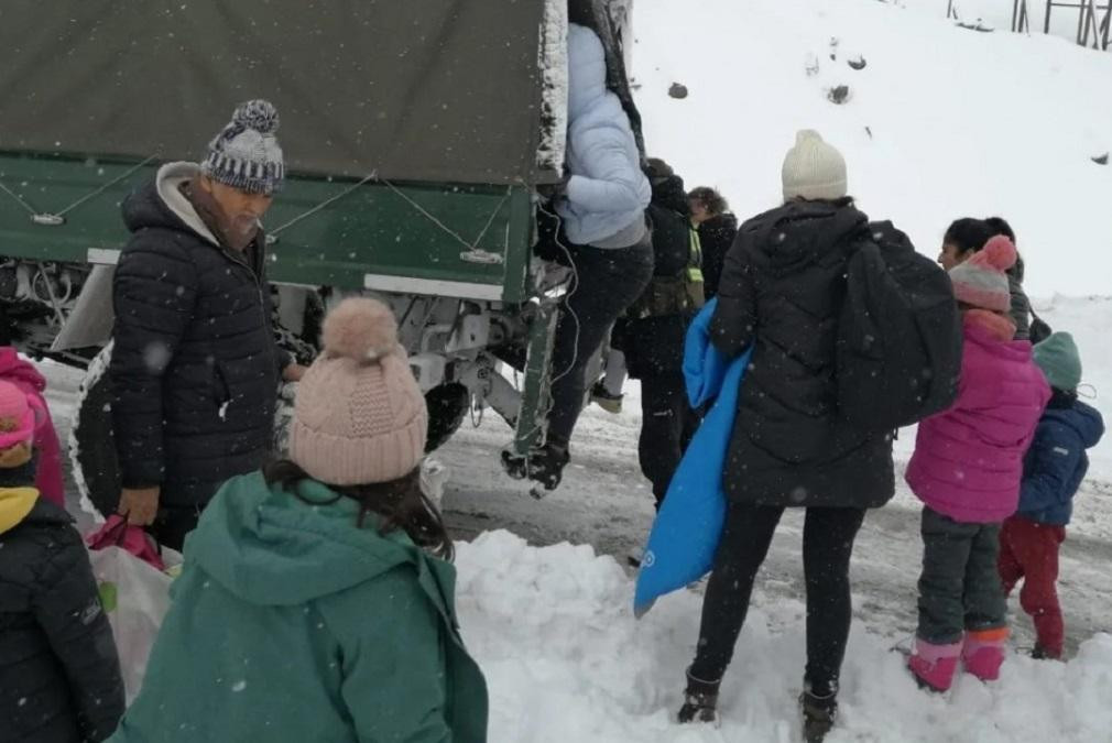 Rescate de personas varadas por tormenta de nieve en la Cordillera, foto NA, Gendarmería	