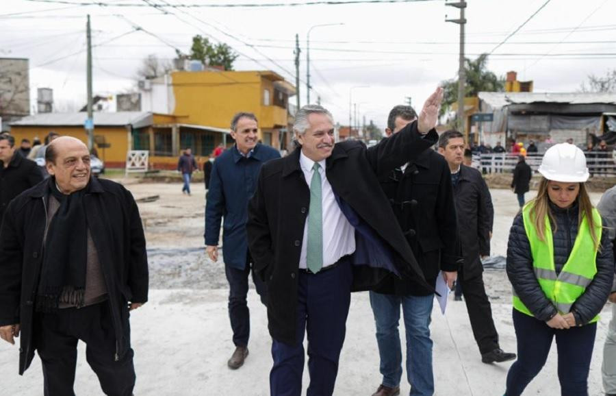 Alberto Fernández durante su recorrida. NA