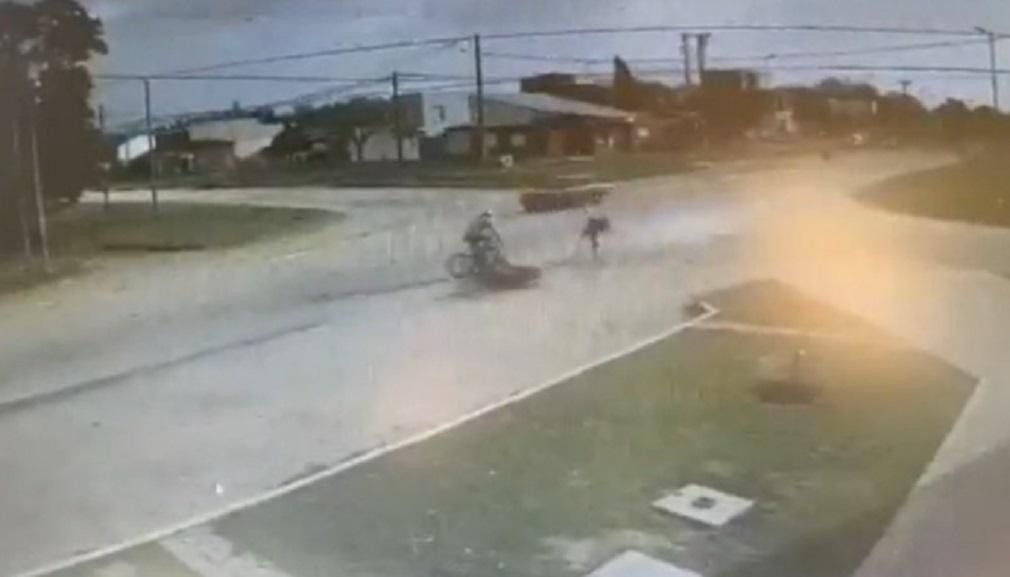 Motociclista atropelló a ciclistas, Mar del Plata, Foto cámara de seguridad