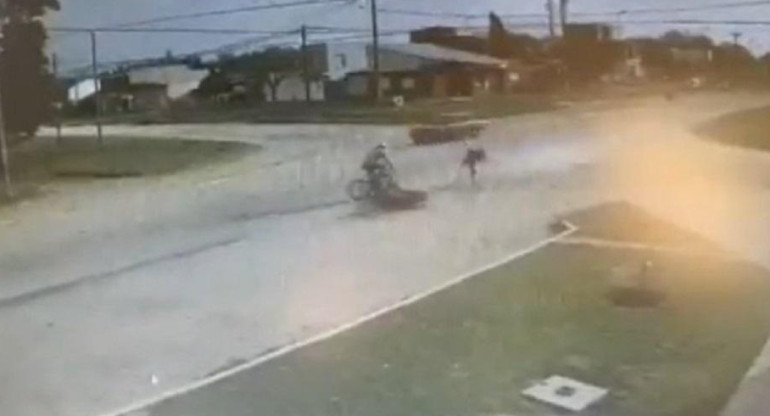 Motociclista atropelló a ciclistas, Mar del Plata, Foto cámara de seguridad