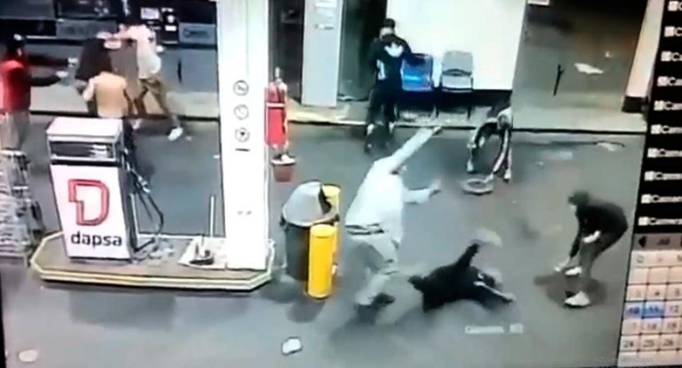 Momentos previos al ataque en estación de servicio. Foto: captura video.