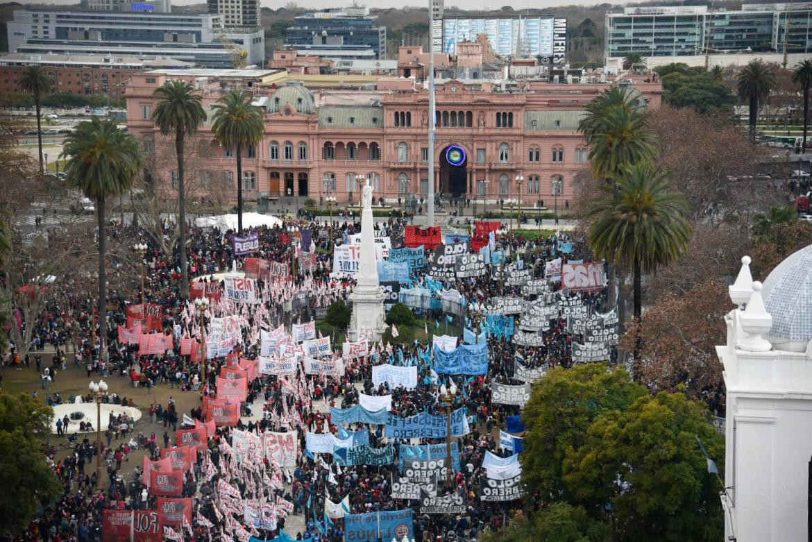 Marcha de movimientos sociales en el centro porteño. Foto: NA.