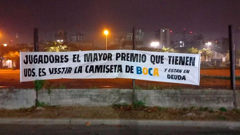 Bandera contra jugadores de Boca cerca de La Bombonera. Foto: TyC Sports.