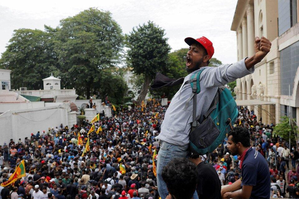 Manifestantes tomaron la residencia presidencial en Colombo, la capiral de Sri Lanka. Foto: EFE.