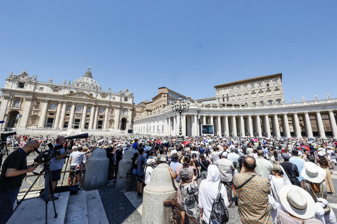 Fieles escuchan al Papa Francisco recitar el Ángelus desde la ventana de su oficina con vistas a la Plaza de San Pedro en el Vaticano. EFE