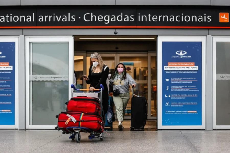 Turistas llegan al país por distintas vías con fines turísticos (EFE/Juan Ignacio Roncoroni)