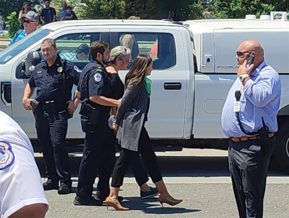 Congresistas demócratas arrestadas durante protesta a favor del aborto. Foto: EFE.