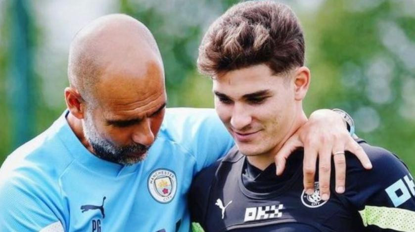 Pep Guardiola y Julián Álvarez. Foto: NA.