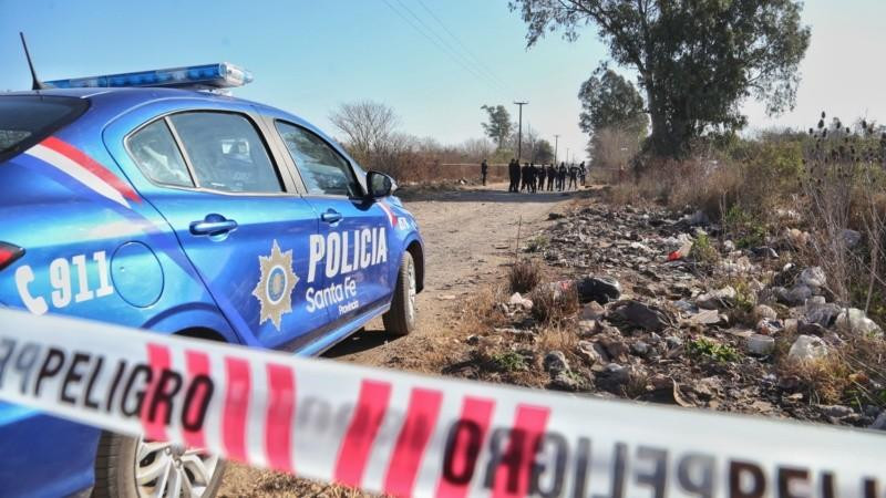 Los cuerpos estaban entre bolsas de basura en el descampado. Foto: Rosario3.