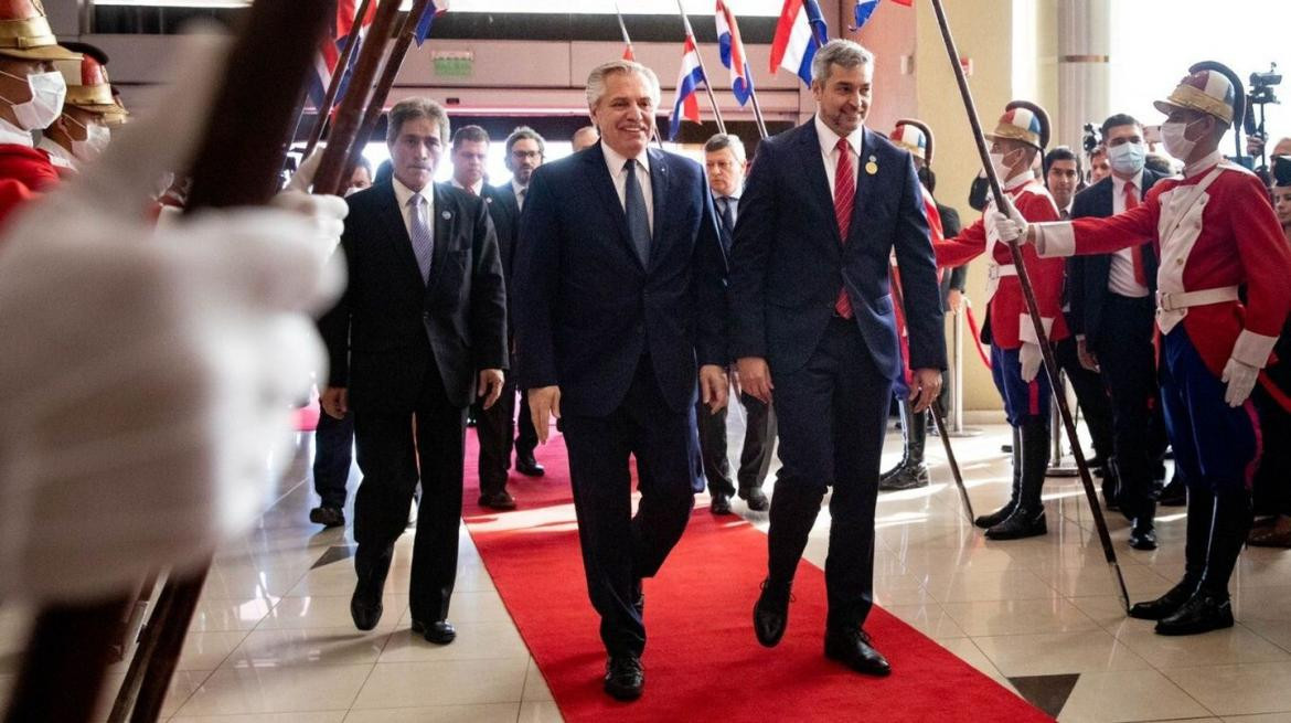 Alberto Fernández junto a Mario Adbo Benítez, en la llegada a la cumbre del Mercosur. Foto: Presidencia.