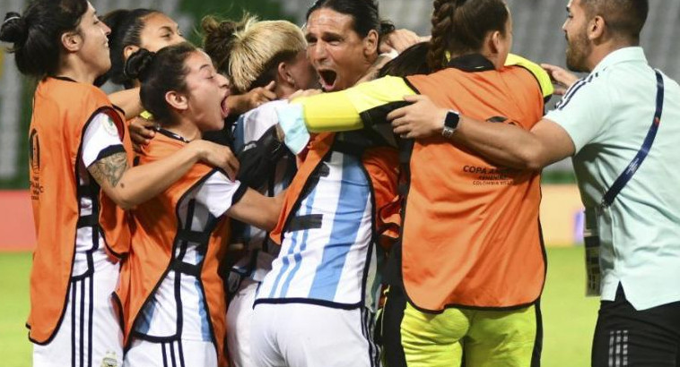 Todo el equipo festeja la clasificación para Argentina. Foto: NA.