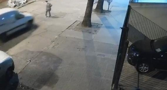 Atropelló al delincuente que le robó a su mamá. Foto: captura video.