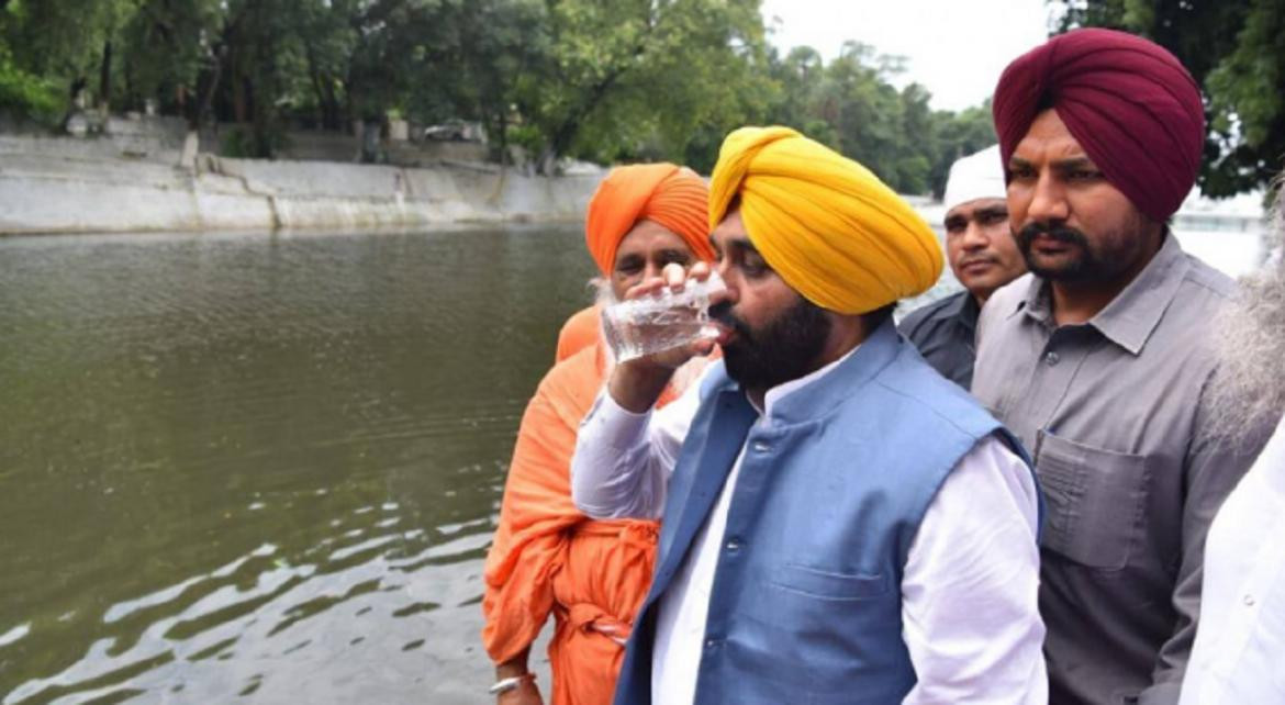 Gobernador bebió rio contaminado. Foto: NA.