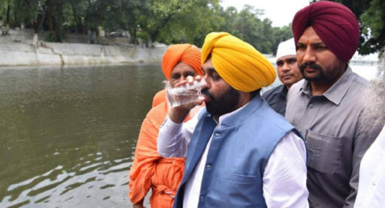Gobernador bebió rio contaminado. Foto: NA.