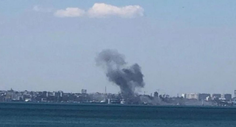 Una de las primeras fotos del ataque al puerto Odesa. Foto: redes sociales.