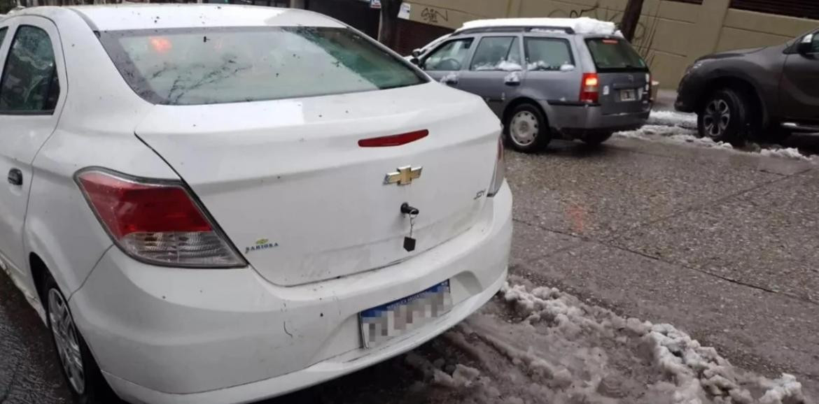 Dejó las llaves puestas en el baúl del auto y le robaron más de medio millón de pesos. Foto El Cordillerano