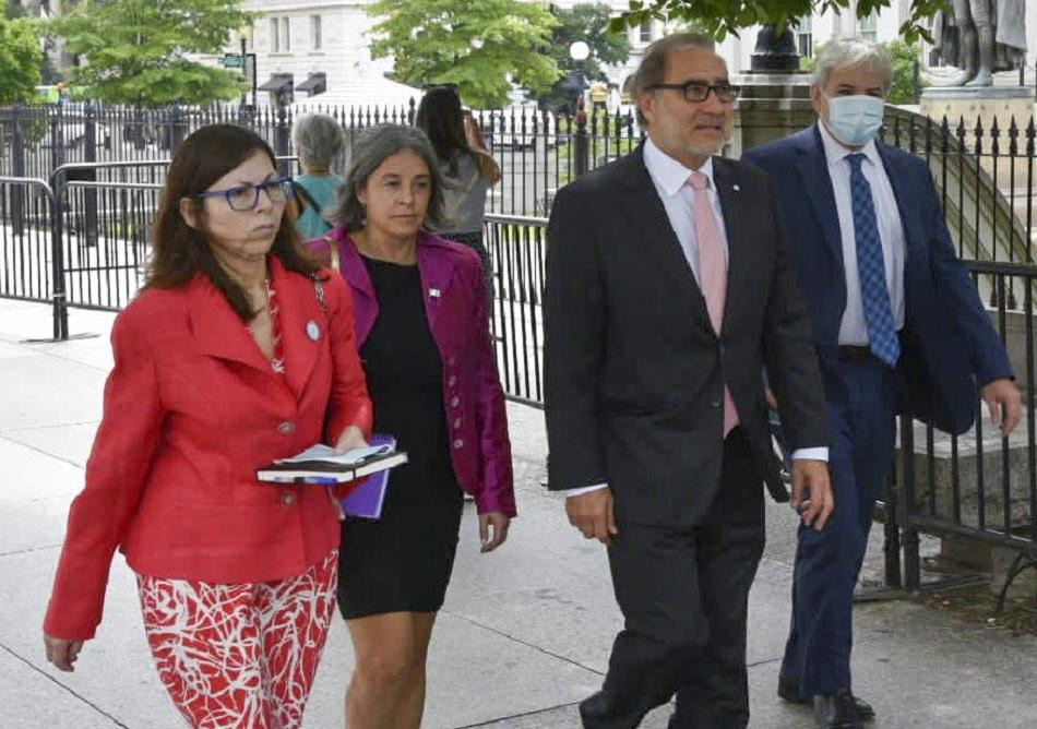 Silvina Batakis, junto con el embajador Jorge Argüello se dirigen al Departamento del Tesoro EEUU. Foto NA