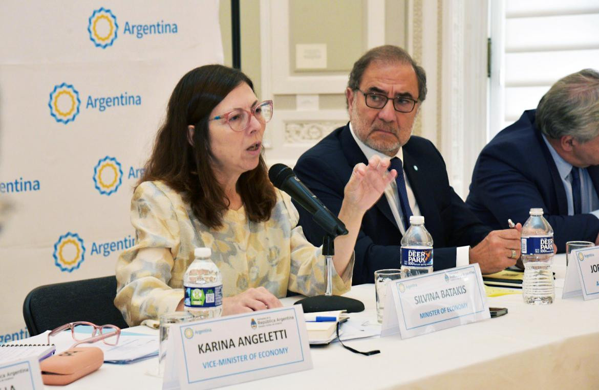 Silvina Batakis, ministra de economía junto a inversores. Foto: NA.