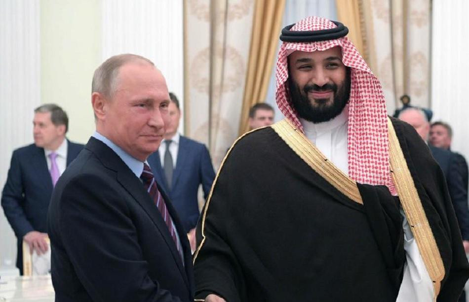 El príncipe Mohammed bin Salman (d) saluda al presidente ruso Vladímir Putin, EFE