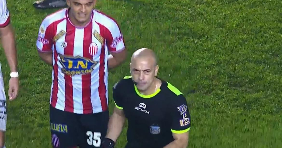 Jorge Baliño, árbitro. Foto: captra video.